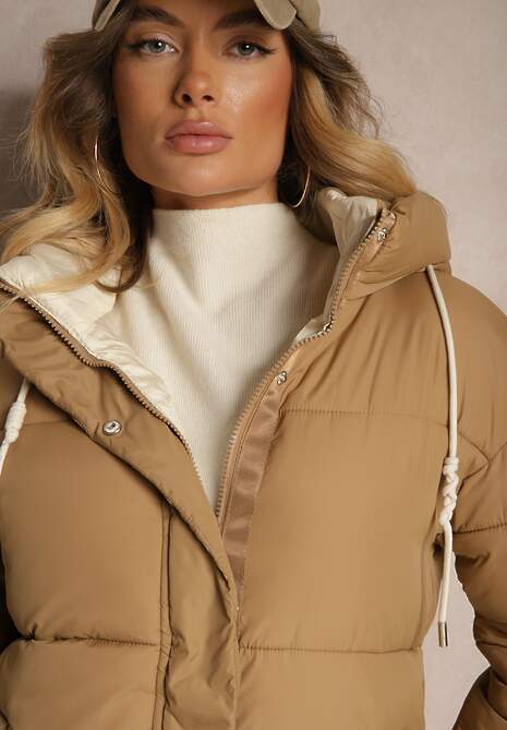 Jasnobeżowa Pudełkowa Kurtka z Kapturem i Kieszeniami Zdobiona Pikowanymi Przeszyciami Issenia