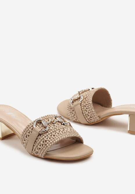 Ciemnobeżowe Klapki Ozdobione Plecionką Cyrkoniami i Metalową Ozdobą na Słupku Fazina
