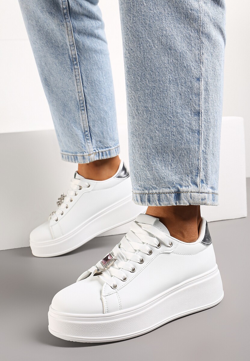 Biało-Srebrne Sneakersy na Platformie z Metalowymi Zawieszkami i Cyrkoniami Nioko