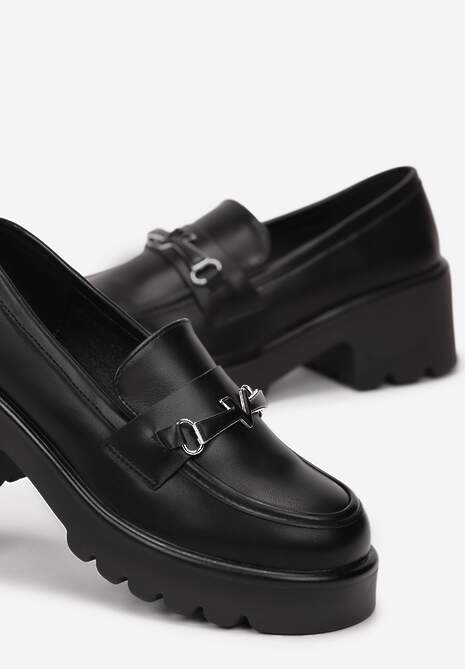 Czarne Mokasyny Wsuwane z Metalową Aplikacją na Grubej Podeszwie Breez