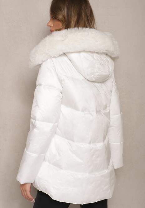 Biała Kurtka Pikowana z Kapturem Ozdobiona Futerkiem i Dłuższym Tyłem Rinloris