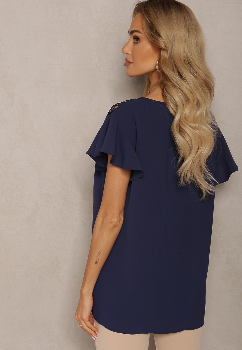 Granatowa Bluzka z Falbankami Wokół Ramion i Ażurową Koronką Przy Dekolcie Dastisa