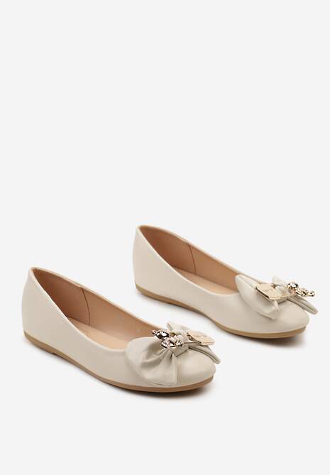 Beżowe Casualowe Balerinki na Płaskiej Podeszwie Ozdobione Metalowym Elementem i Kokardą Timahel