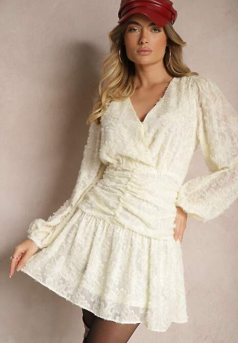 Beżowa Sukienka z Koronki o Taliowanym Fasonie z Kopertową Górą Nelabine