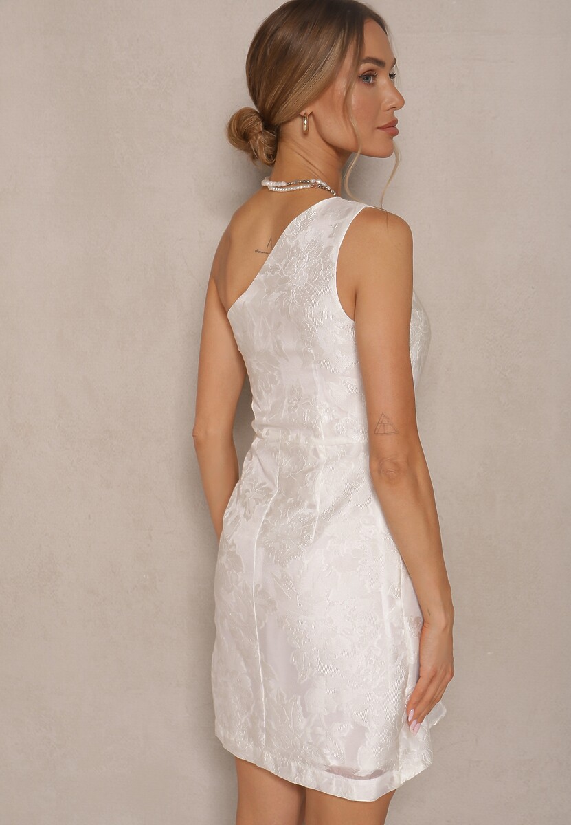 Biała Sukienka w Kwiaty o Taliowanym Fasonie z Asymetryczną Górą na Jedno Ramię Halavira