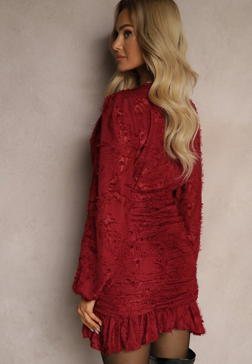 Bordowa Koronkowa Sukienka o Kopertowym Kroju z Bufiastymi Rękawami i Falbanką Femeriana