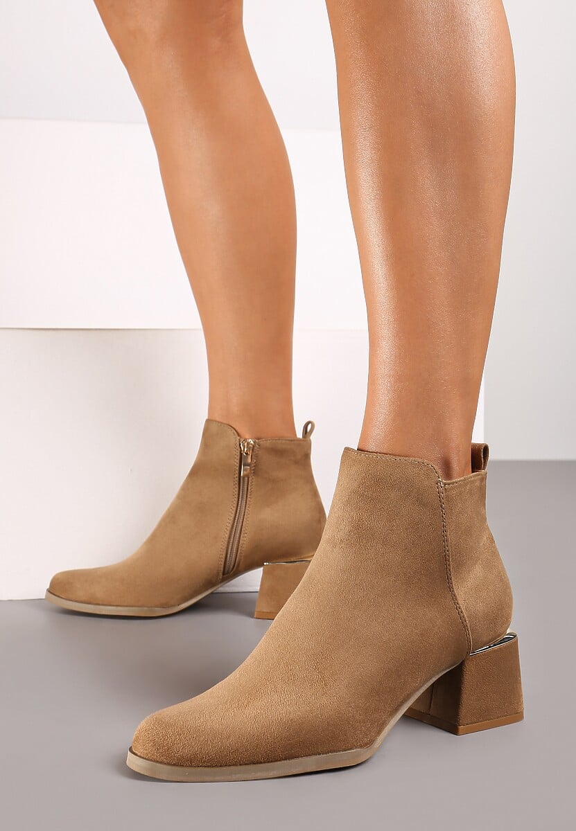 Ciemnobeżowe Botki z Ekozamszu na Niskim Obcasie Zdobionym Metaliczną Wstawką Brievia