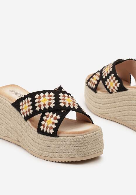 Czarne Klapki w Stylu Boho na Koturnie z Platformą Ozdobioną Plecionką Picela
