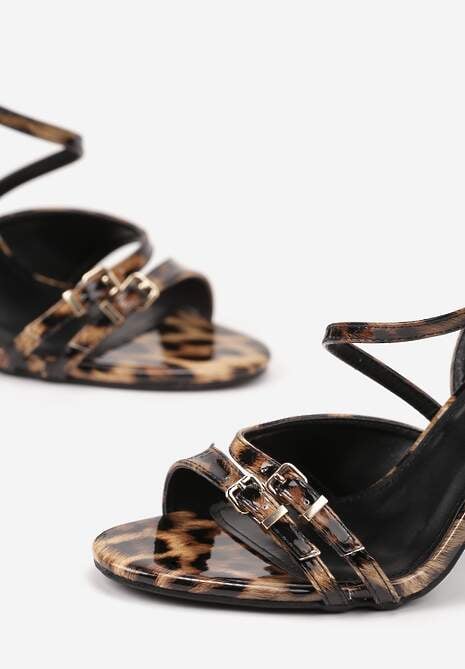 Panterkowe Sandały na Obcasie Zdobione Skośnym Paskiem i Klamerkami Mallunea