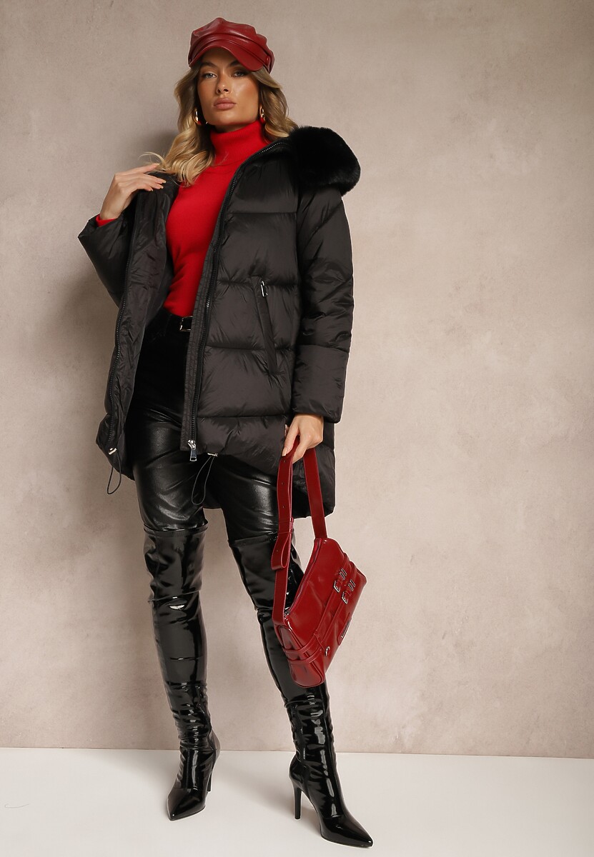 Czarna Kurtka z Pikowaniem i Dłuższym Tyłem Zdobiona Szerokim Kołnierzem z Futrem Rinnelis