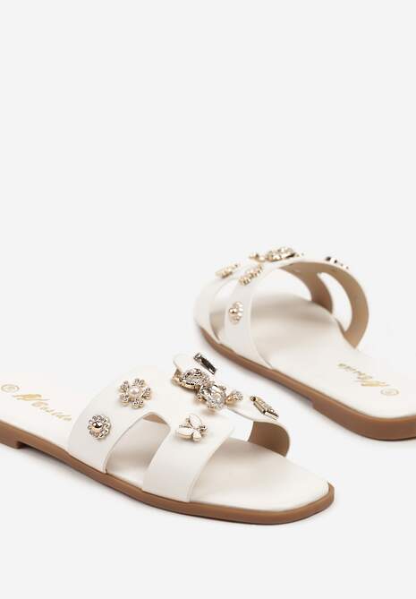 Białe Klapki Ozdobione Metalicznymi Aplikacjami i Cyrkonaimi Antelli