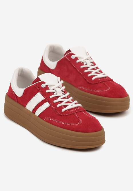 Czerwone Sneakersy Zamszowe na Platformie ze Skórzaną Wkładką Ozdobione Paskiem Adivrie