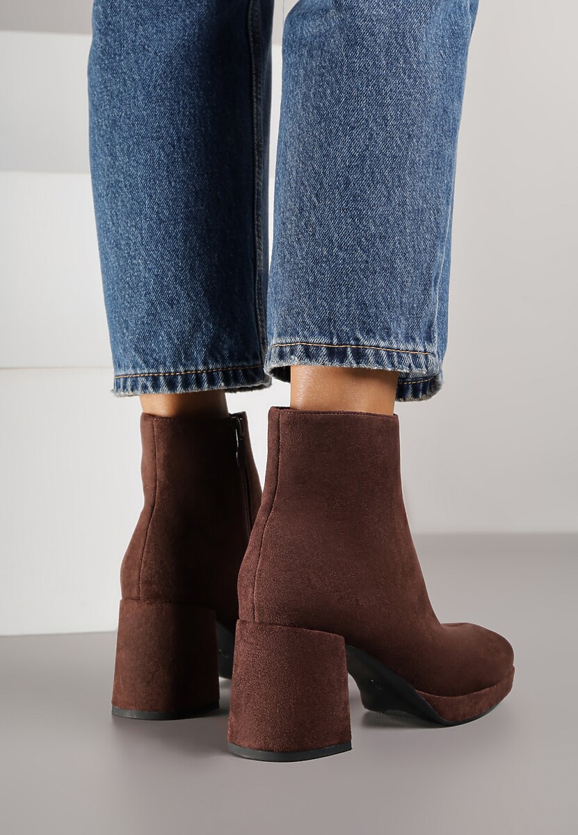 Brązowe Botki Vices do Kostki z Imitacji Zamszu na Słupkowym Obcasie Vedvira