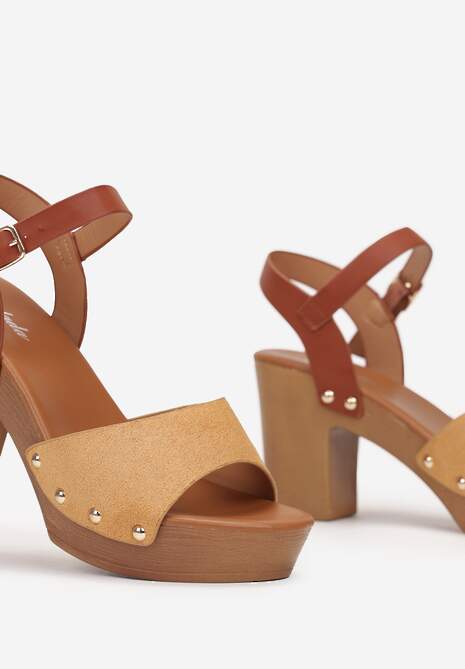 Brązowe Sandały na Słupkowym Obcasie z Szerokim Paskiem i Nitami Avalise