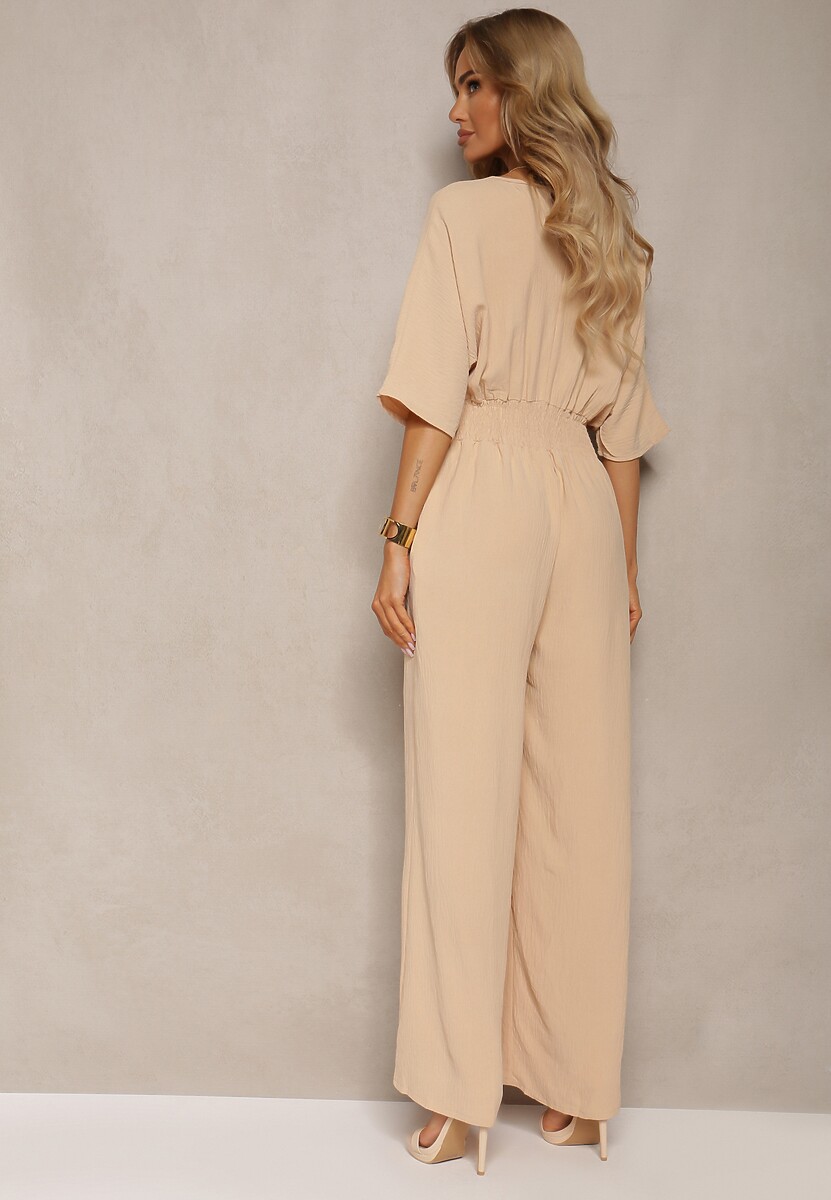 Beżowy Kombinezon o Kopertowym Fasonie z Szerokim Luźnym Dołem i Kieszeniami Octoni