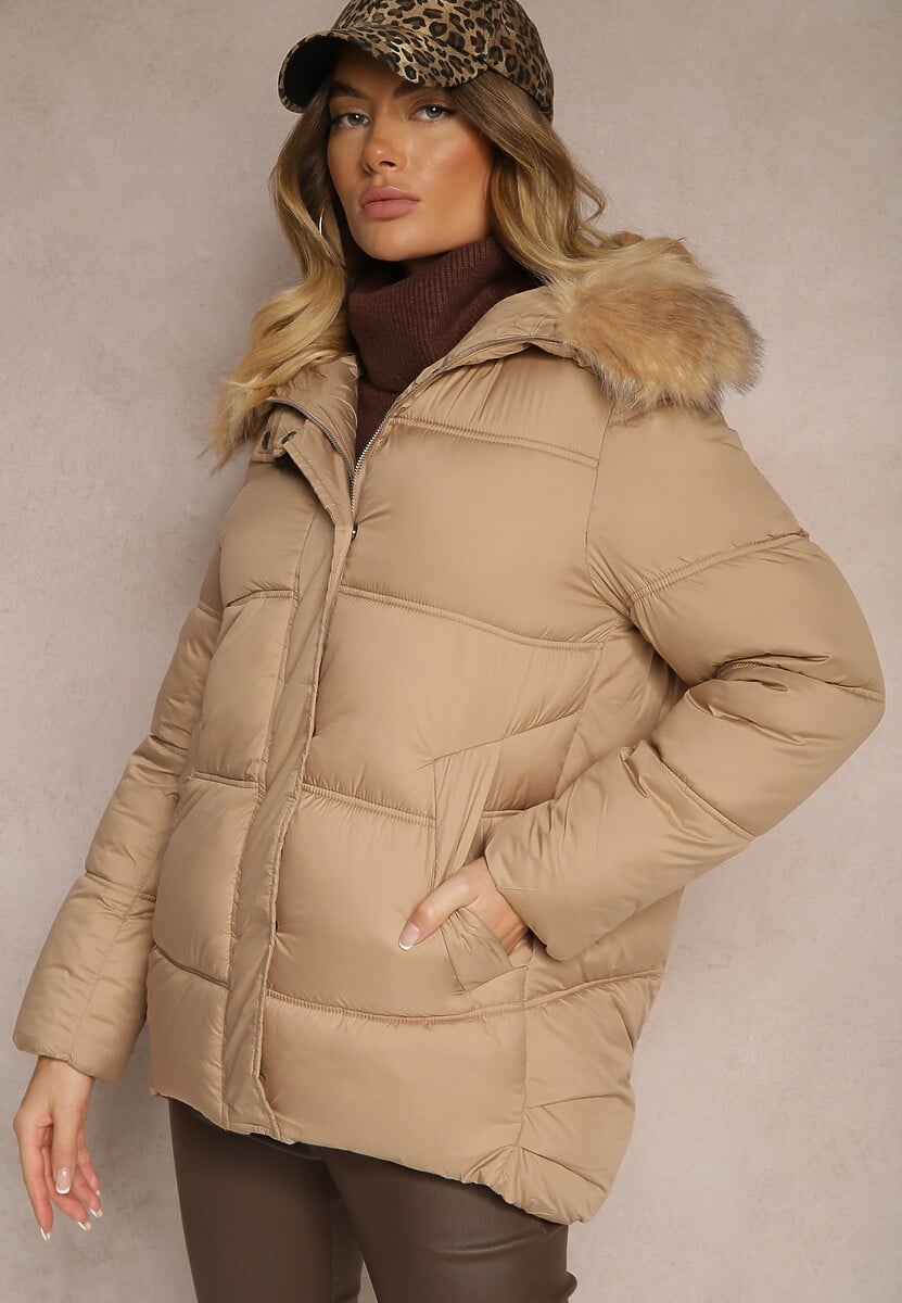 Ciemnobeżowa Zimowa Kurtka z Pikowanymi Przeszyciami Kieszeniami i Kapturem z Odpinanym Futrem Ililda