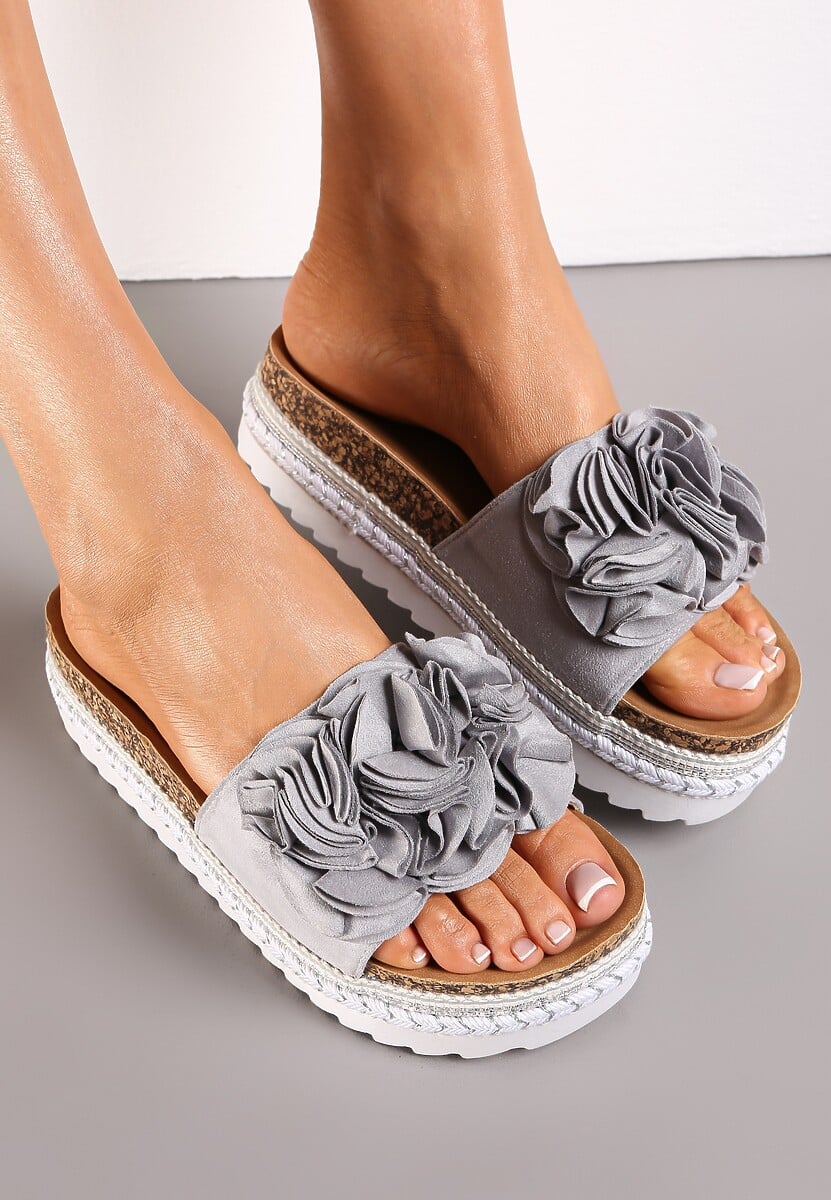 Szare Klapki na Dekoracyjnej Platformie z Szerokim Paskiem Manilin