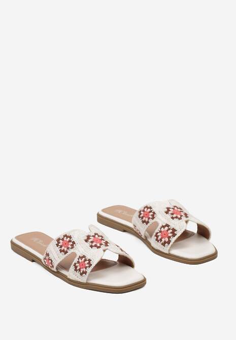 Białe Klapki Ozdobione Haftowanymi Kwiatami Reviala