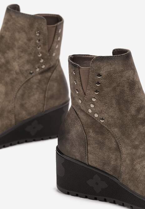 Ciemnobeżowe Botki na Koturnie z Tłoczeniami Ozdobione Nitami na Cholewce Martho