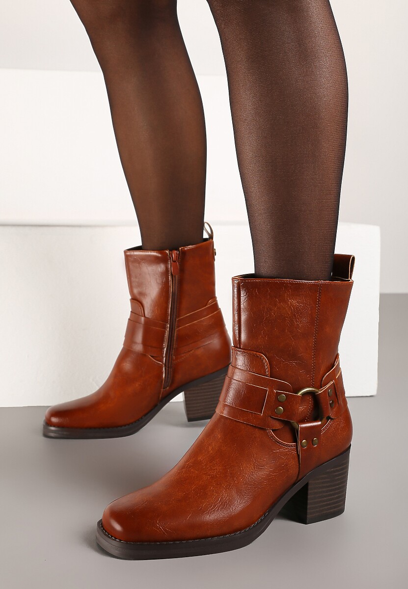 Czarne Botki na Słupku w Stylu Kowbojek z Klamrami Irivaria