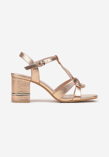 Szampańskie Sandały na Słupku z Metaliczną Aplikacją i Ozdobnymi Paskami Sadeonia