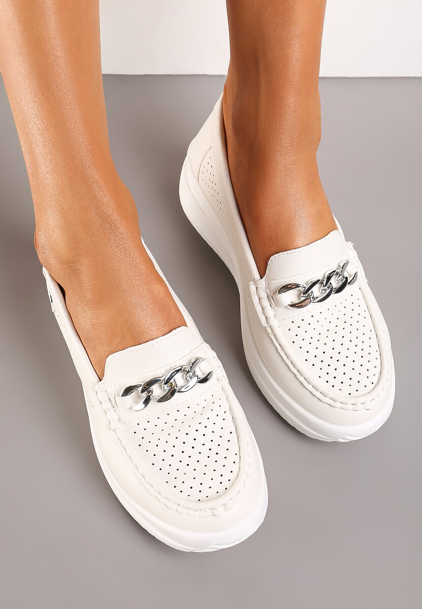 Białe Mokasyny na Platformie Wykończone Perforacją i Łańcuszkiem Tessamarie