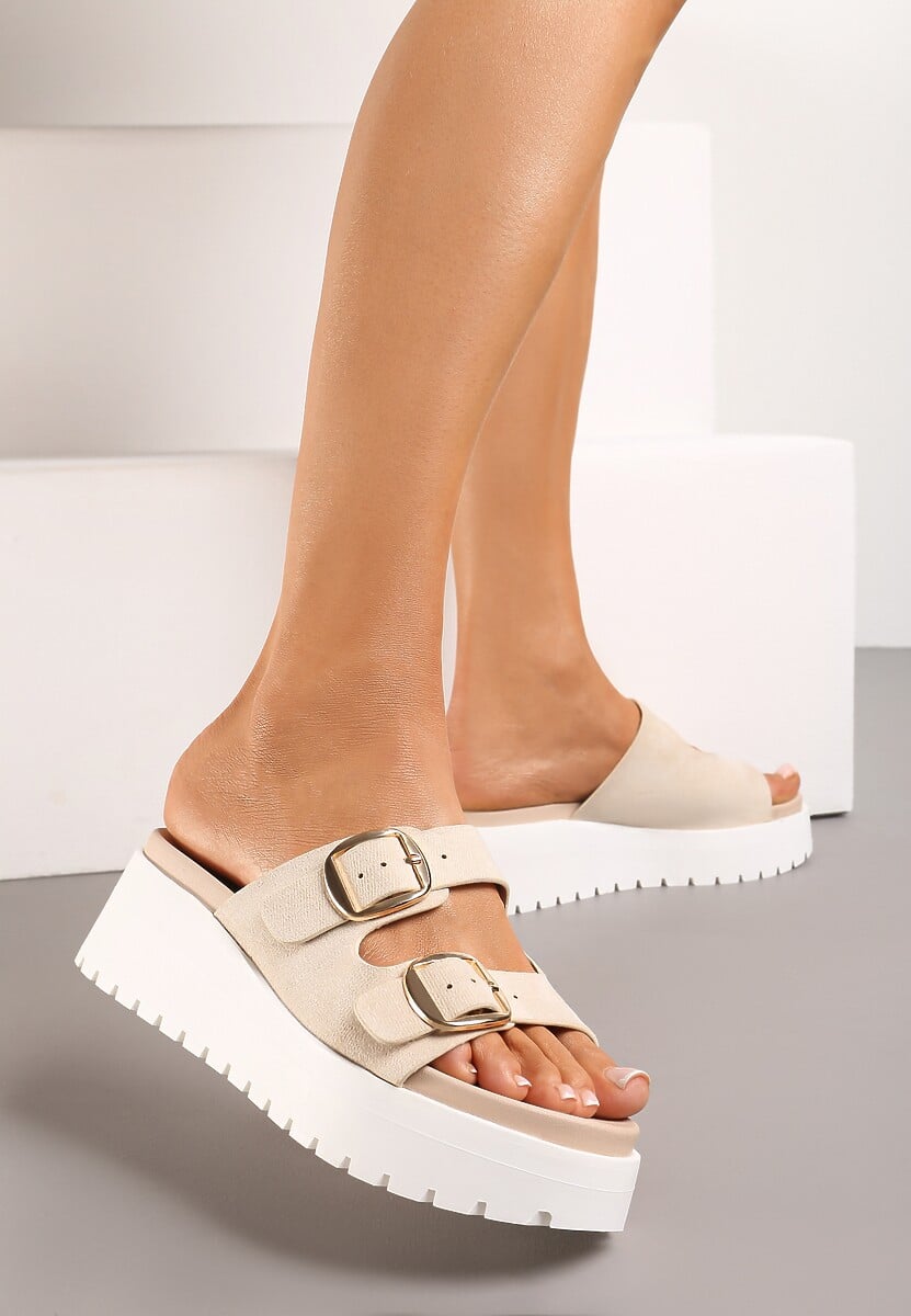 Beżowe Klapki z Dwiema Sprzączkami na Koturnie i Niskiej Platformie Nrisa
