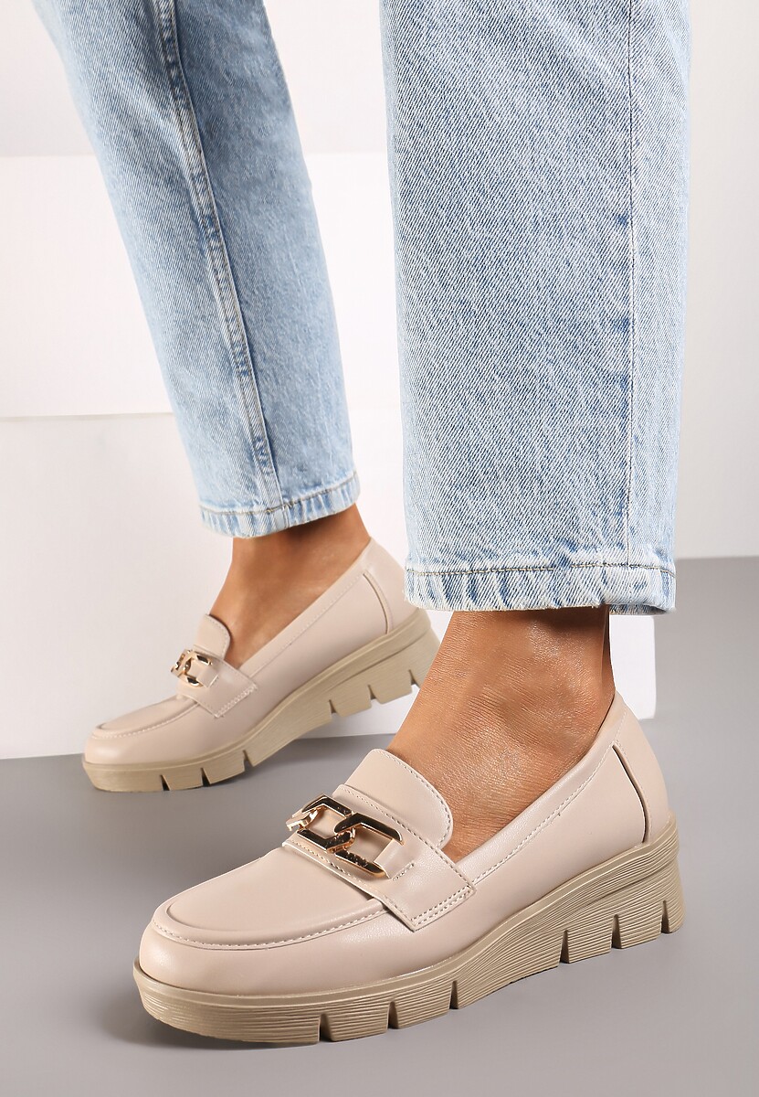 Beżowe Półbuty Mokasyny na Koturnie z Tłoczeniem i Wkładką ze Skóry Naturalnej i Łańcuchem Cariella