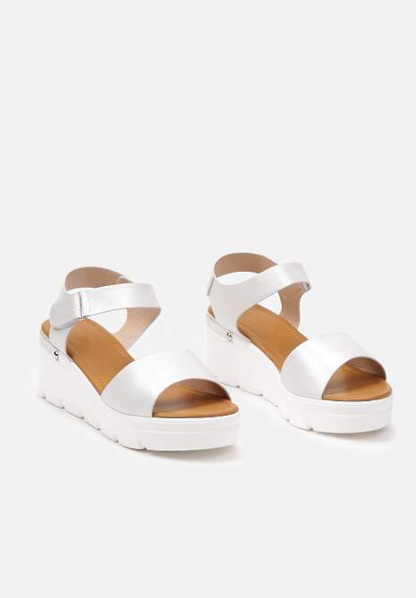 Srebrne Sandały na Koturnie z Bieżnikiem i Lekko Metalicznymi Paseczkami Arpiea