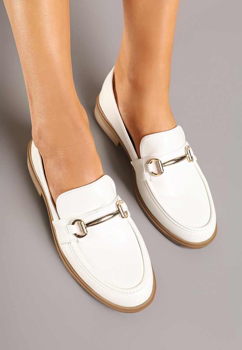 Białe Mokasyny w Klasycznym Stylu Zdobione Metaliczną Aplikacją Ralvia