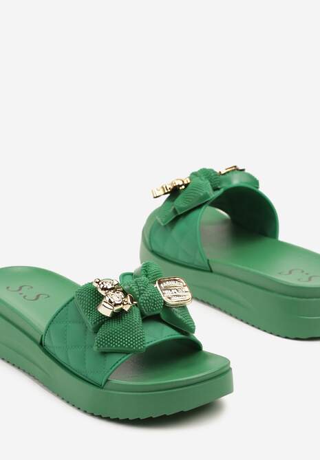 Zielone Klapki na Platformie Ozdobione Pikowaniem Aplikacjami i Kokardą Evelseli