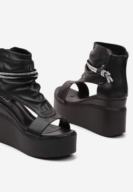 Czarne Sandały na Koturnie z Imitacji Skóry Zapinane na Zamek Błyskawiczny z Cyrkoniami Uzira