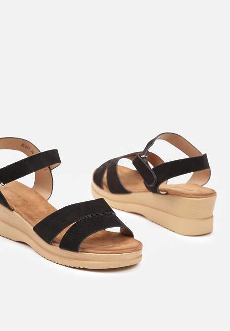 Czarne Sandały na Koturnie Ozdobione Perforacją Zapinane na Rzep Eolla