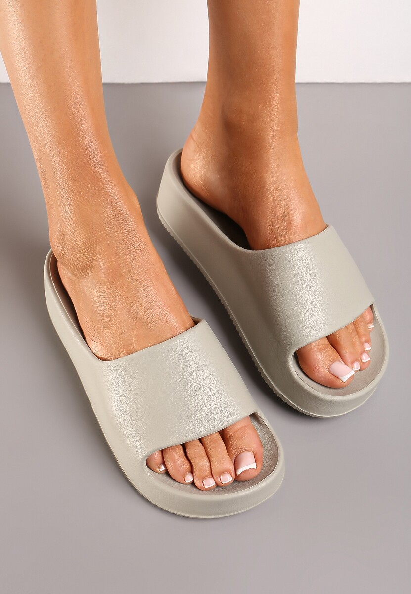 Ciemnobeżowe Piankowe Klapki z Platformą i Szerokim Paskiem Amarantia