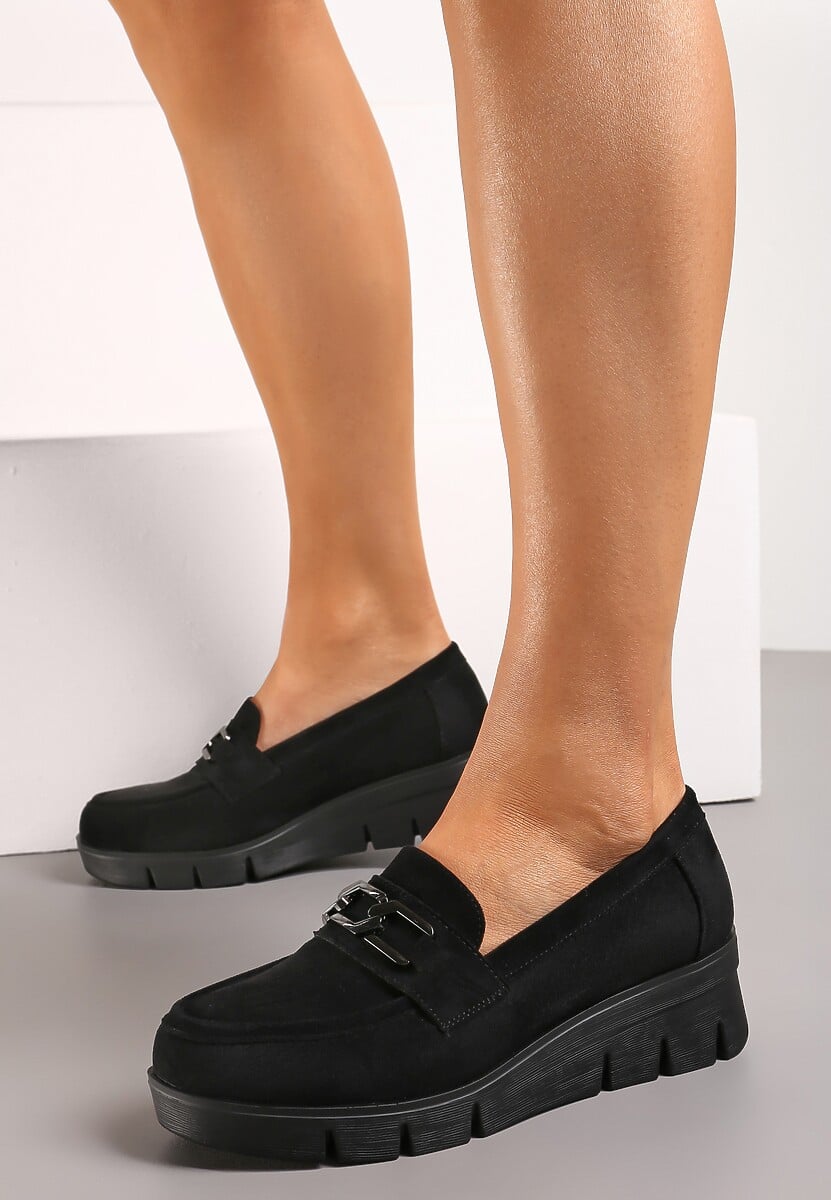 Czarne Półbuty Mokasyny na Koturnie z Tłoczeniem i Wkładką ze Skóry Naturalnej i Łańcuchem Cariella