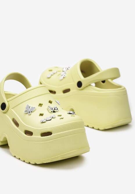 Żółte Piankowe Klapki na Platformie z Paskiem na Piętę i Metalicznymi Ozdobami Whisella
