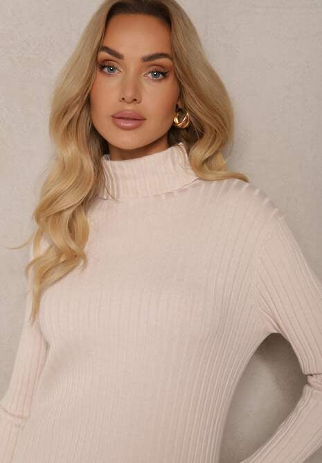 Jasnobeżowa Sukienka Sweterkowa z Wiskozą i Golfem o Dopasowanym Kroju Ninnellea