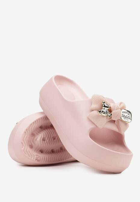 Różowe Klapki z Pianki Ozdobione Aplikacjami o Metalowym Wykończeniu Herefia
