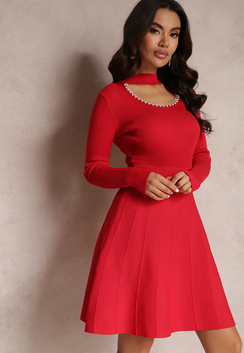 Czerwona Sukienka z Wycięciem przy Dekolcie z Cyrkoniami i Perłami Hili