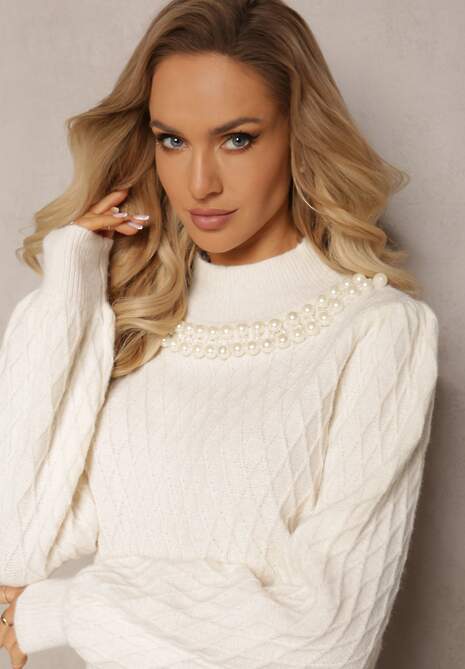 Jasnobeżowy Sweterkowy Golf w Romby z Bufiastymi Rękawami i Perełkowym Naszyjnikiem Ravalia