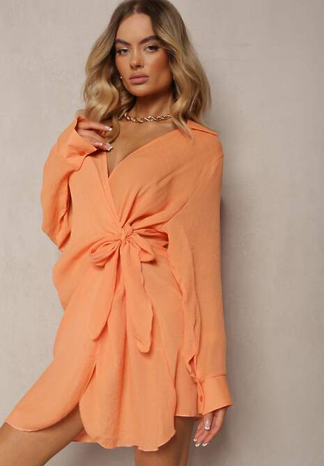Pomarańczowa Taliowana Sukienka z Kopertowym Dekoltem i Kołnierzem Reviana