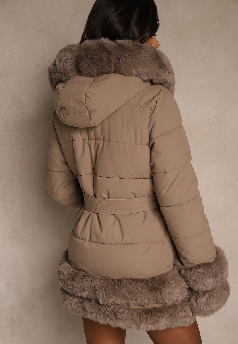 Ciemnobeżowa Kurtka o Taliowanym Kroju z Paskiem Kapturem i Futerkiem Ranalia