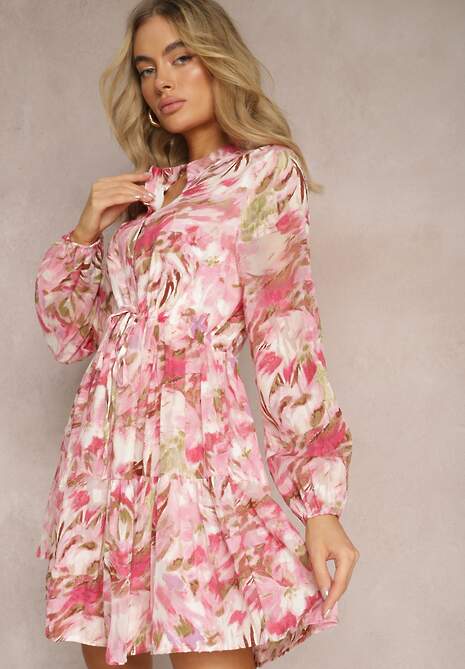Różowa Sukienka Mini z Długimi Rękawami i Falbanką Ozdobiona Kwiatowym Wzorem Nadkira