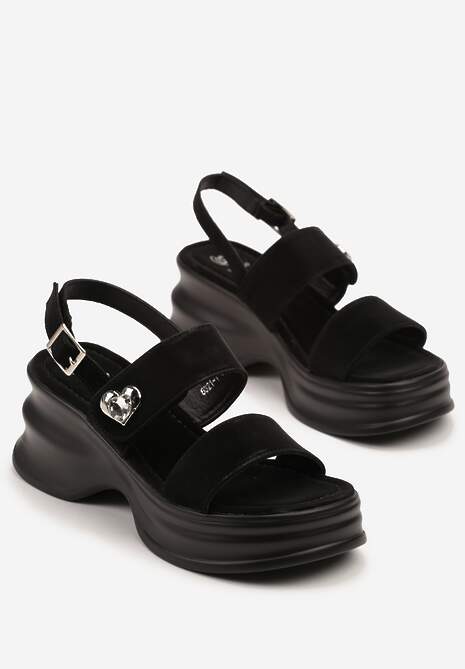 Czarne Sandały na Koturnie Zdobione Aplikacją z Serduszkiem Sanalle