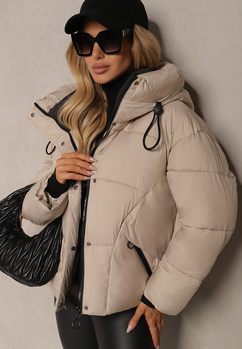Beżowa Pudełkowa Kurtka z Pikowanymi Przeszyciami i Kapturem Zdobiona Ściągaczami Hedilea