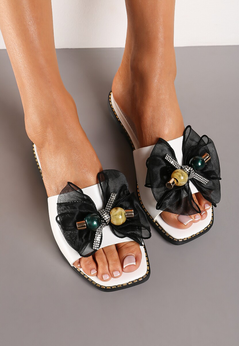 Białe Klapki z Wkładką ze Skóry Naturalnej Ozdobione Kokardą z Cyrkoniami i Koralikami Moallice