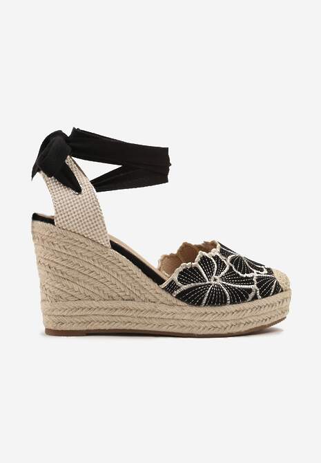Czarne Sandały na Koturnie z Plecionki z Haftem i Ozdobnym Wiązaniem Mevolina
