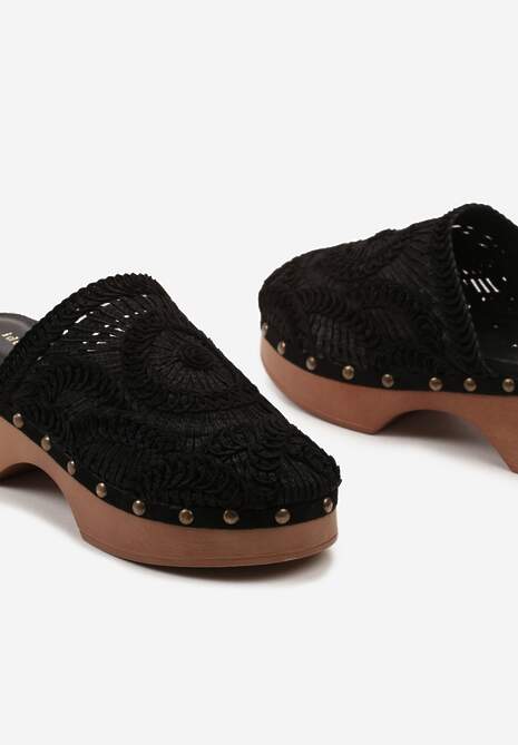 Czarne Klapki Chodaki Ozdobione Plecionką i Nitami na Grubej Podeszwie Riorella