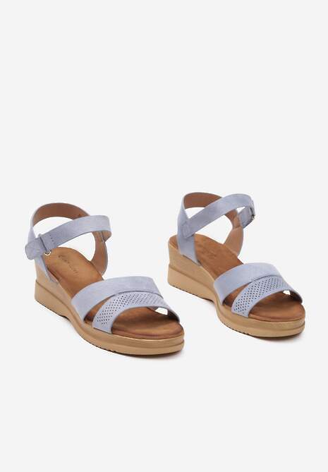 Niebieskie Sandały na Koturnie Ozdobione Perforacją Zapinane na Rzep Eolla