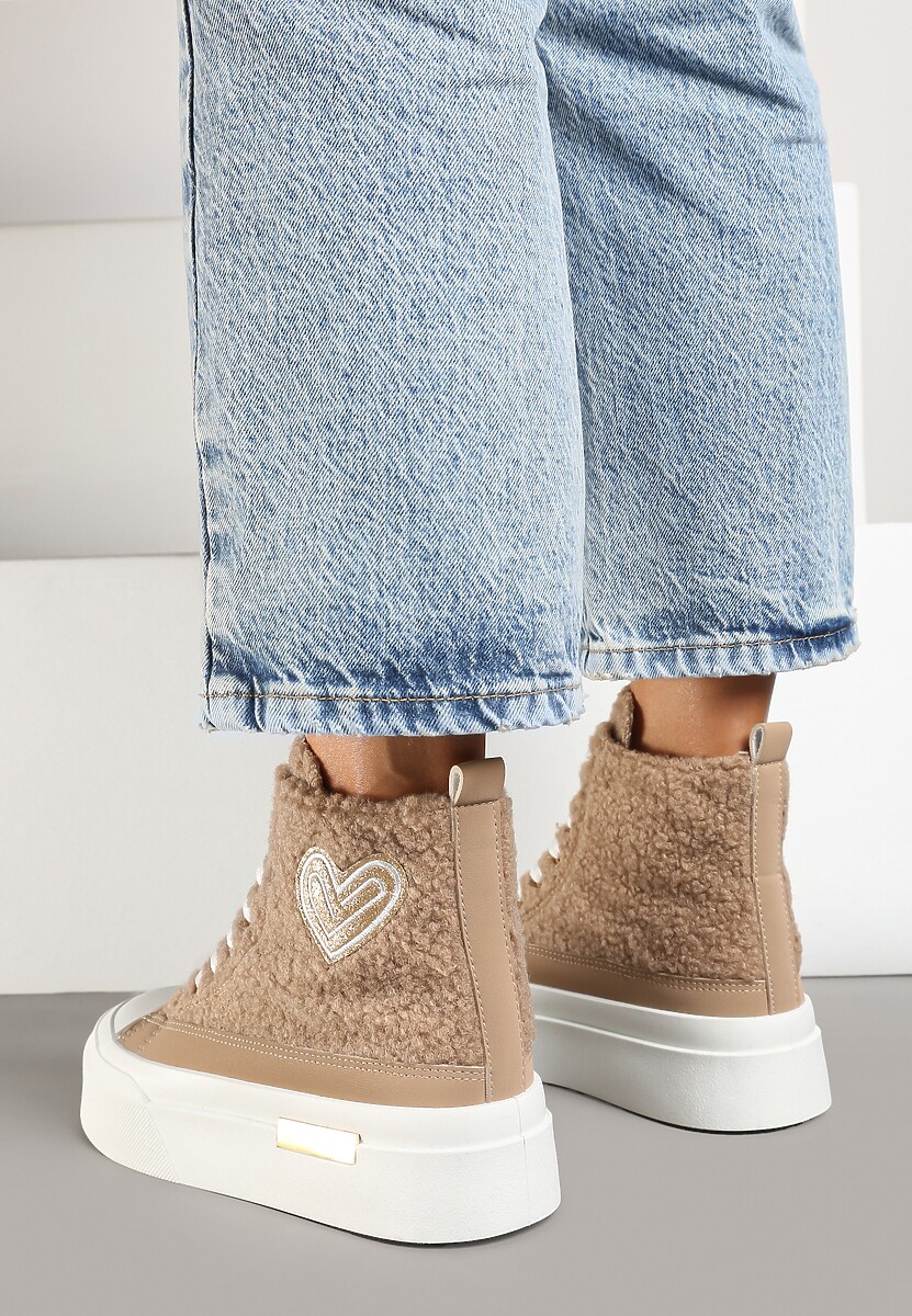 Ciemnobeżowe Futerkowe Trampki na Platformie z Ozdobną Naszywką w Kształcie Serca Aelinna